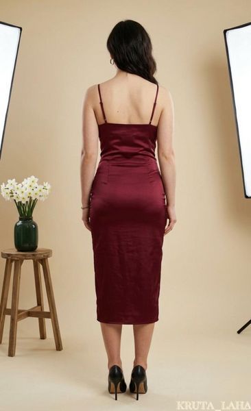 Бордова атласна міді-сукня з драпірованим вирізом PrettyLittleThing 48 розмір KL-DR-105 фото